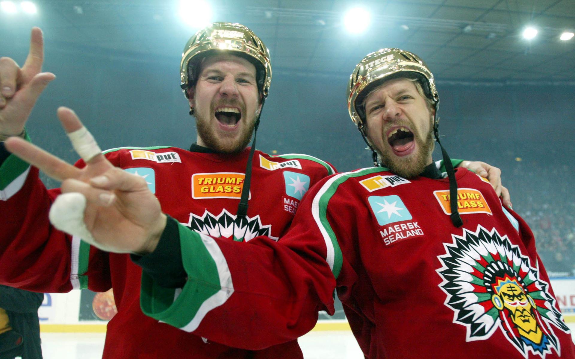 Erik Kakko och Tomi Kallio jublar efter guldet 2003.