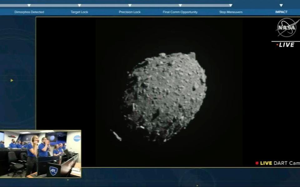 Bild från precis innan rymdfarkosten Dart kolliderade med asteroiden. 