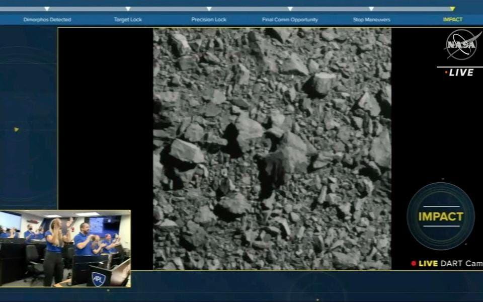 Bild från precis innan rymdfarkosten Dart kolliderade med asteroiden. 