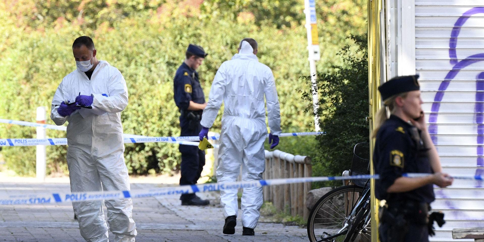 Polisens tekniker på platsen där en kvinna blev skjuten till döds på Ribersborg i Malmö.