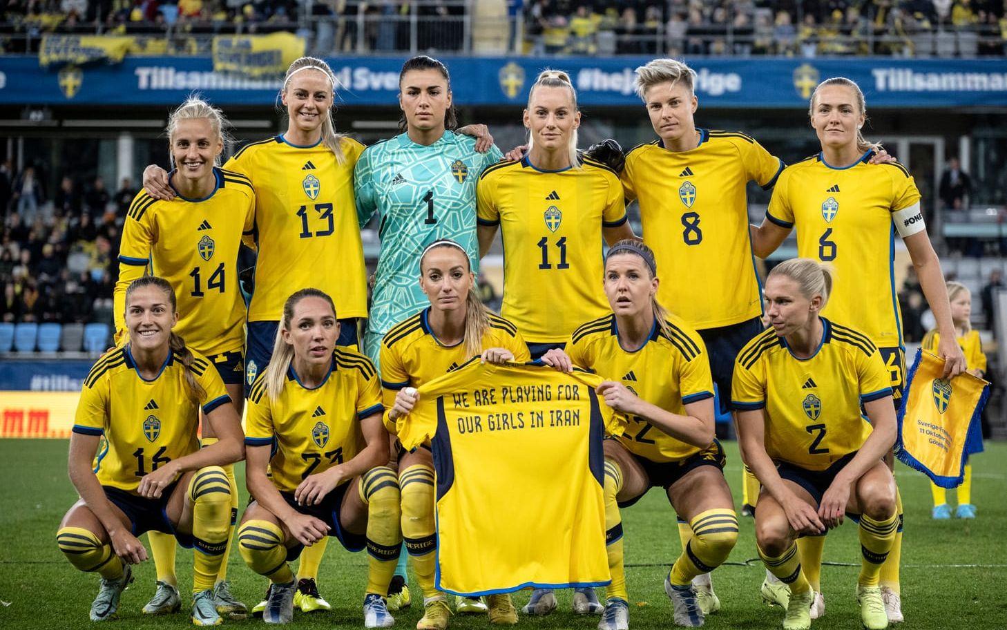 Svenska damlandslaget inför en landskamp mot Frankrike hösten 2022. Här med en hälsning till kvinnorna i Iran med anledning av protestvågen i landet.