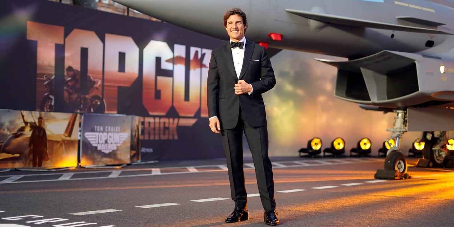 Tom Cruise framför ett stridsplan på premiären av Top Gun: Maverick