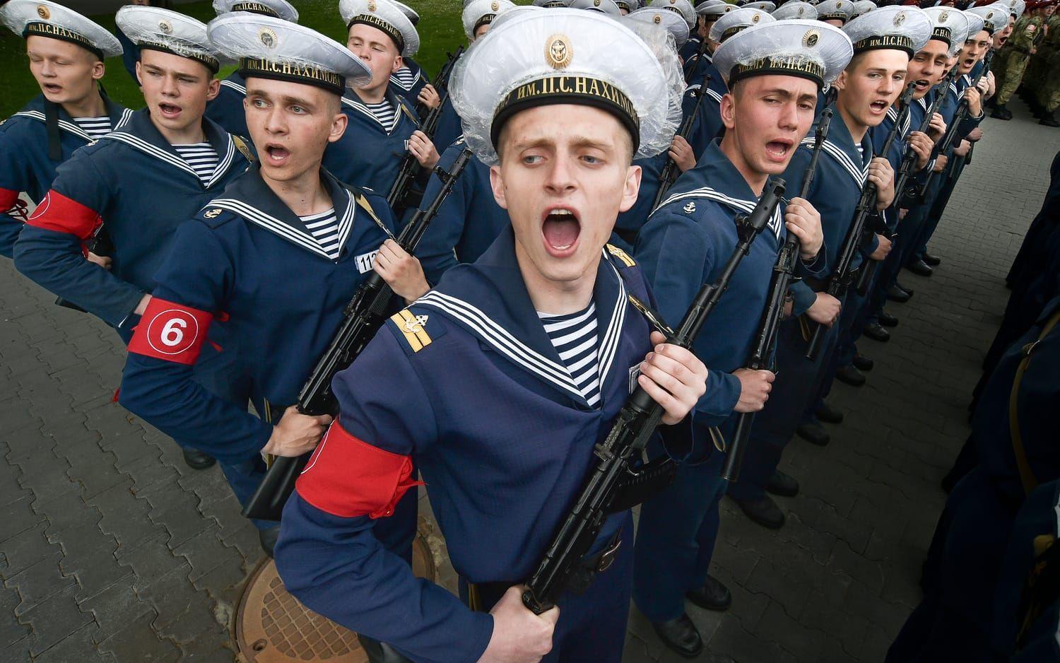 Ryska marinkadetter under övningen inför paraden på Segerdagen 9 maj som planeras i Sevastopol på det ockuperade Krim.