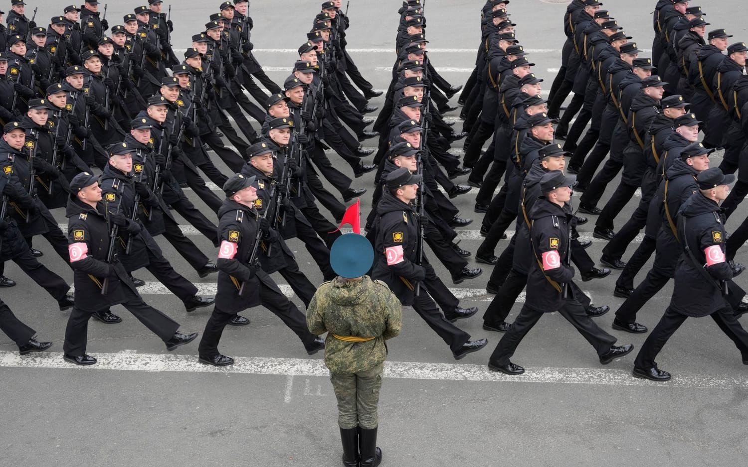 Trupper marscherar under övningen inför paraden i Sankt Petersburg på Segerdagen 9 maj.