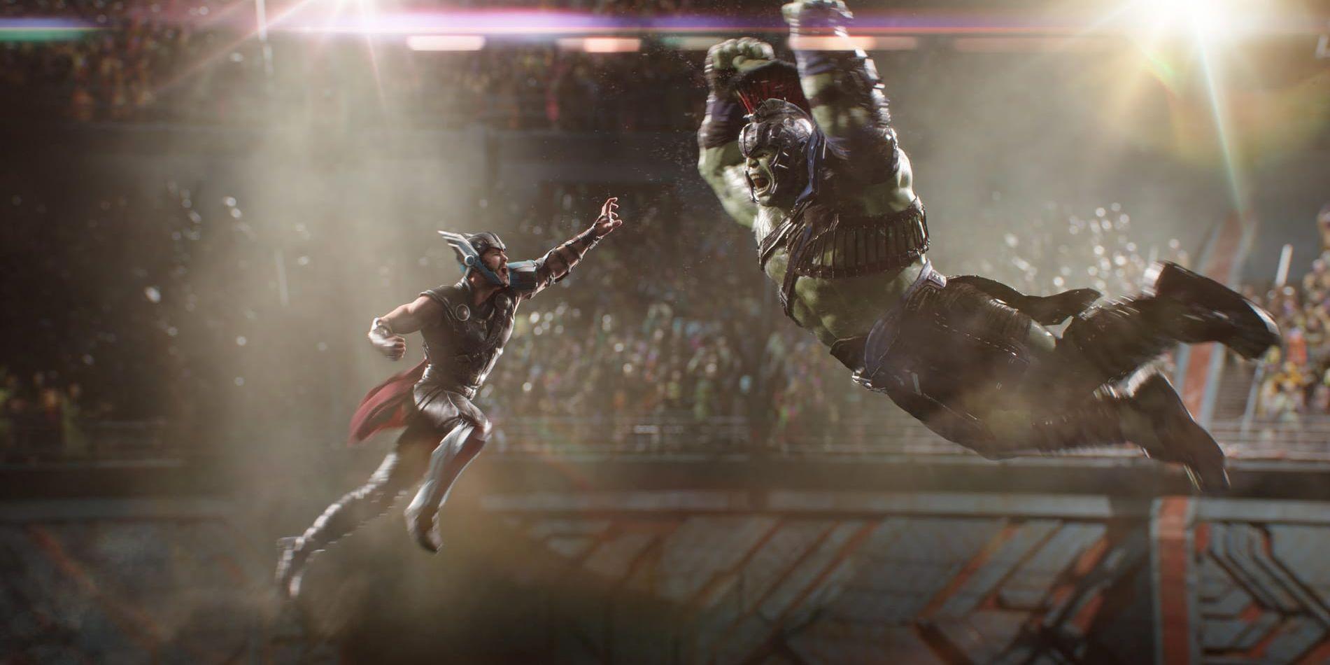 Thor hamnar på planeten Sakaar och möter sin till förvåning Hulken i en gladiatorarena. Pressbild.