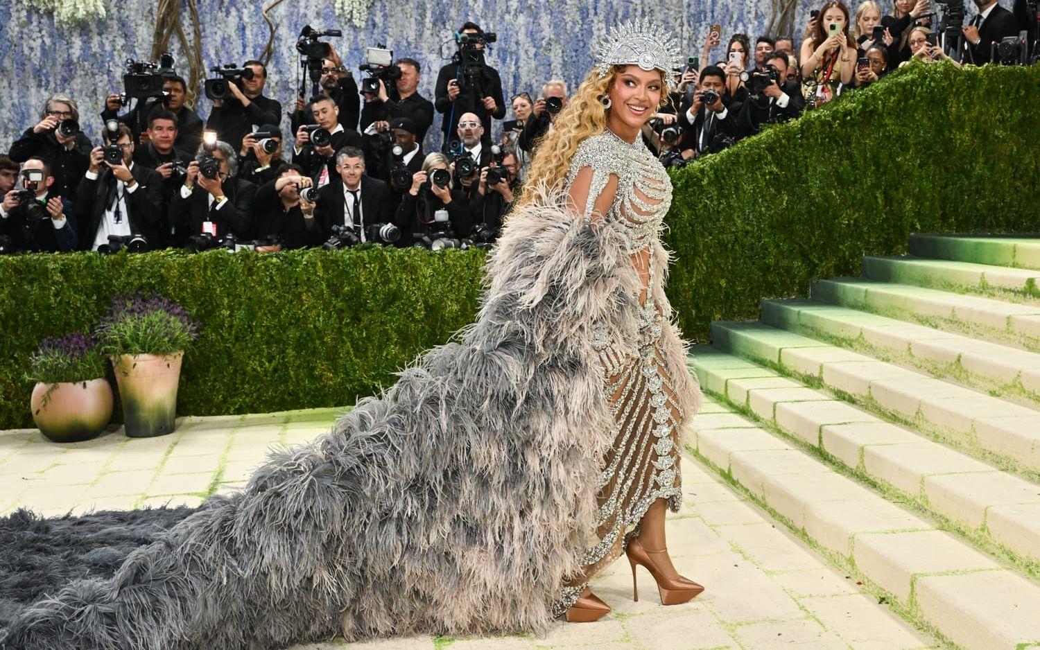 Beyoncé i en skelettinspirerad klänning och fjädersläp.