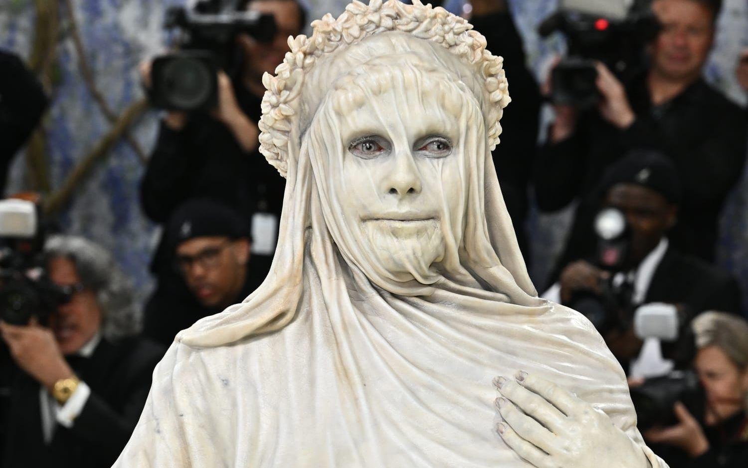 Heidi Klum, känd för sina spektakulära utklädnader under halloween, var en marmorstaty under Met-galan.