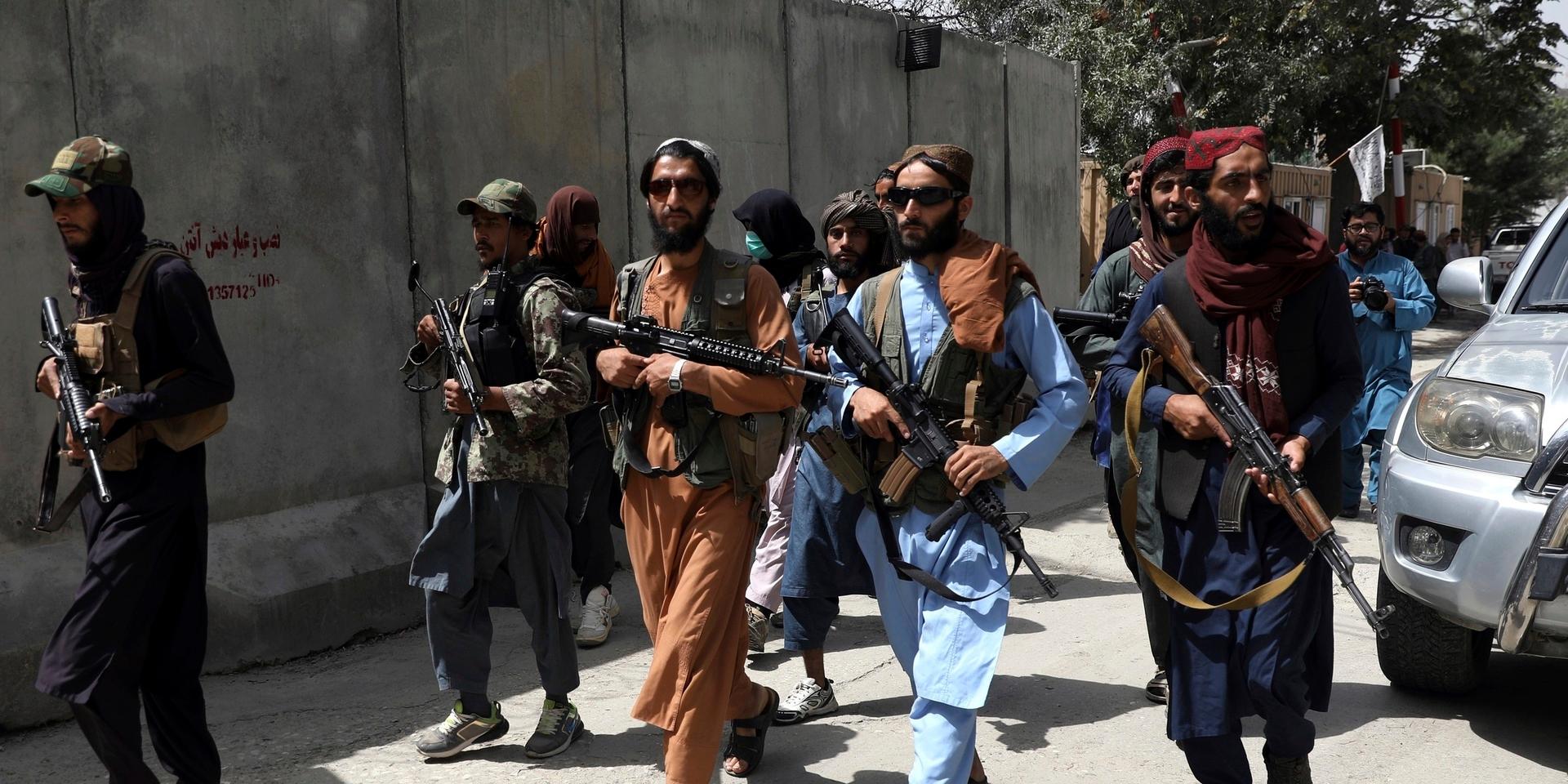 Talibankrigare patrullerar en gata i Kabul på onsdagen. Tre dagar efter maktövertagande förekom protester på flera platser i landet. 