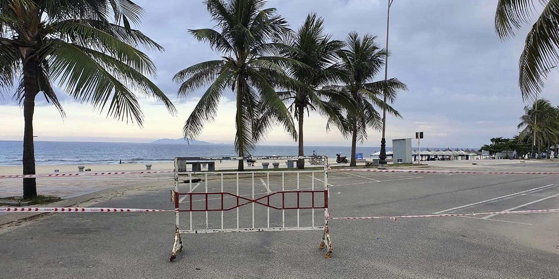 Ingången till en strand är avspärrad efter att Da Nang i Vietnam stängts ned sedan flera personer konstaterats smittade med covid-19. 