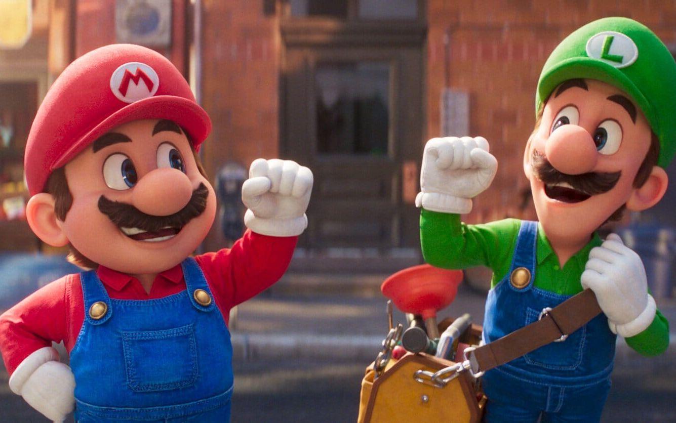 Redan i tv-serien 1989 bodde bröderna Mario och Luigi i Brooklyn. I nya filmen  ”The Super Mario Bros. Movie” pratar de därför Brooklyndialekt och har släppt den stereotypa plojitalienskan från förr som inbegriper  uttryck som ”Mamma mia!” och ””It’s-a-me-a-Maaario!”.