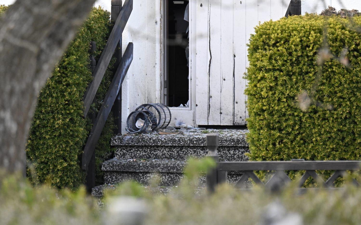 Polisen är på plats och har spärrat av vid en villa i Eslöv efter en explosion.