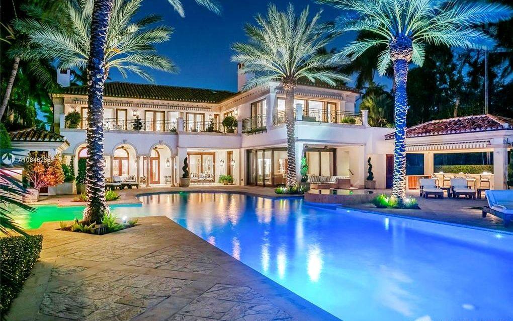 Jennifer Lopez och hennes sambo Alex Rodriguez har köpt ett hus på Star Island.