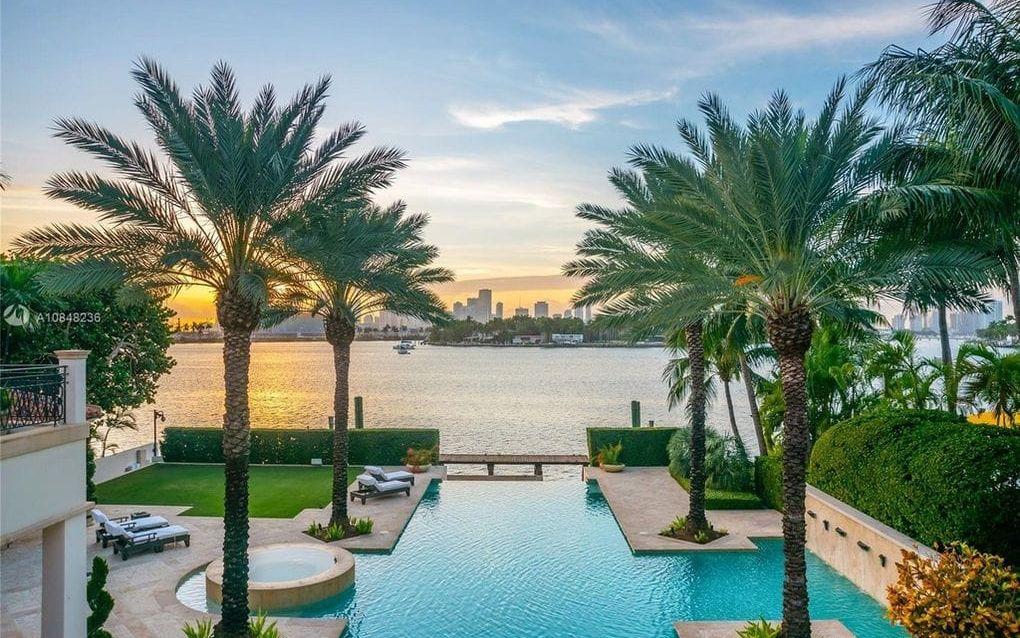 Poolområdet har en magisk utsikt över vattnet och Miamis skyline.