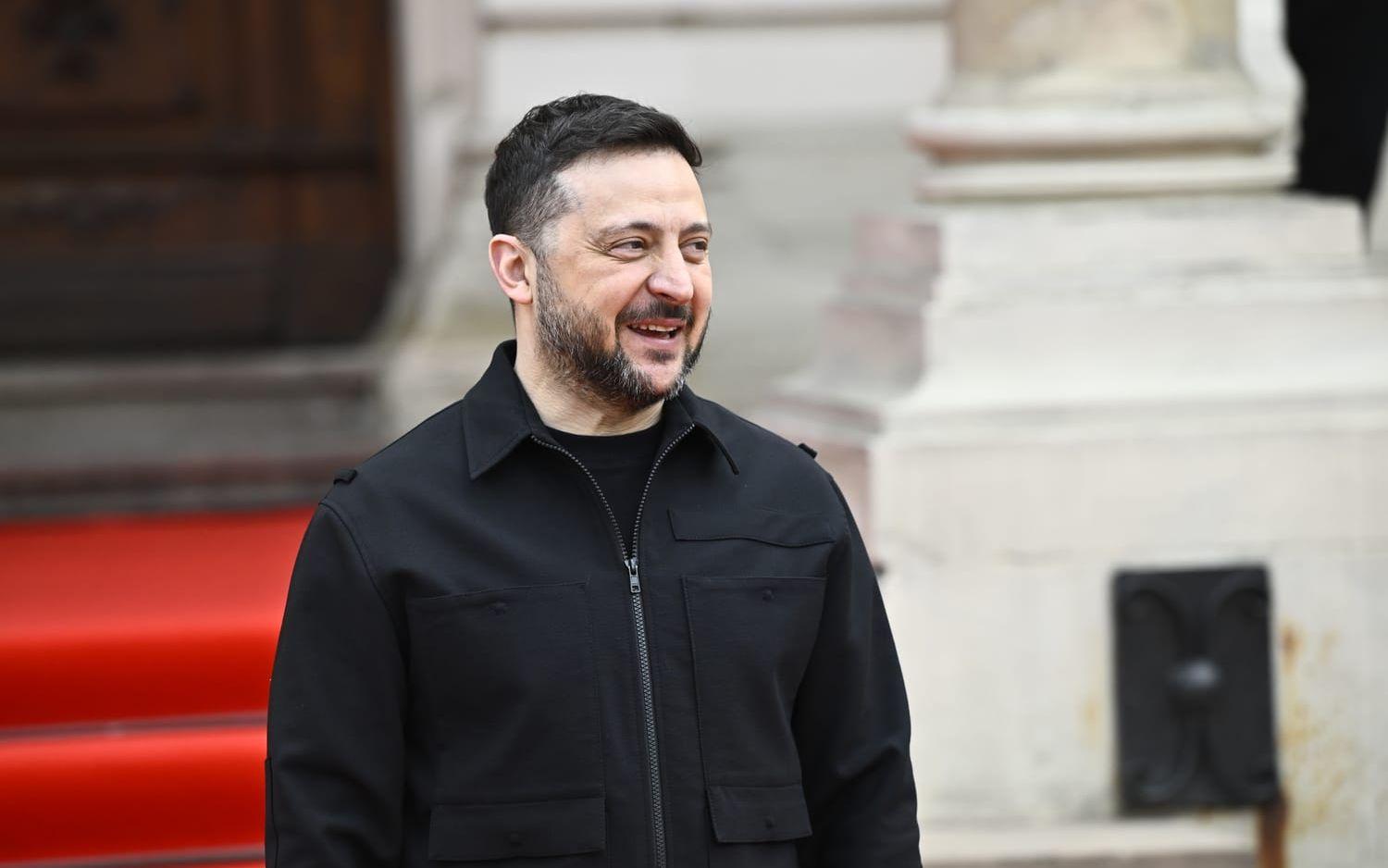 Ukrainas president Volodymyr Zelenskyj tackar Ungern, här är han på bild utanför Potockipalatset i Lviv i april.