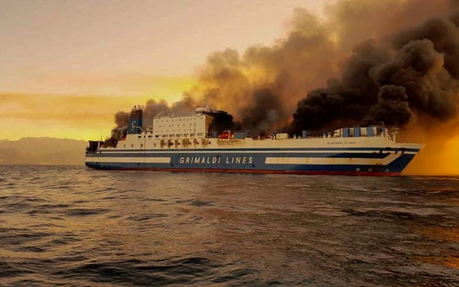 Bilder i grekisk media visar hur stora delar av det 183 meter långa fartyget står i full brand och mängder av svart rök stiger från det.