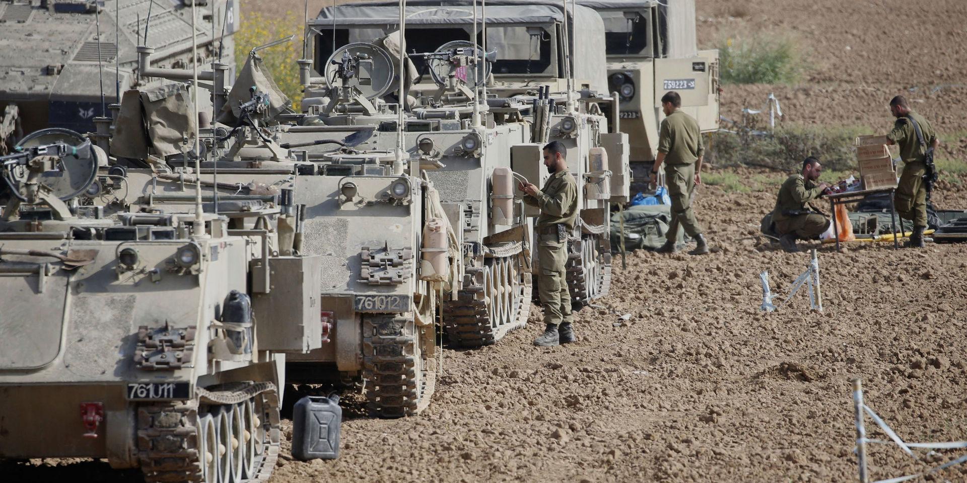 Israeliska soldater vid sina pansarfordon på onsdagen nära gränsen till Gazaremsan. 
