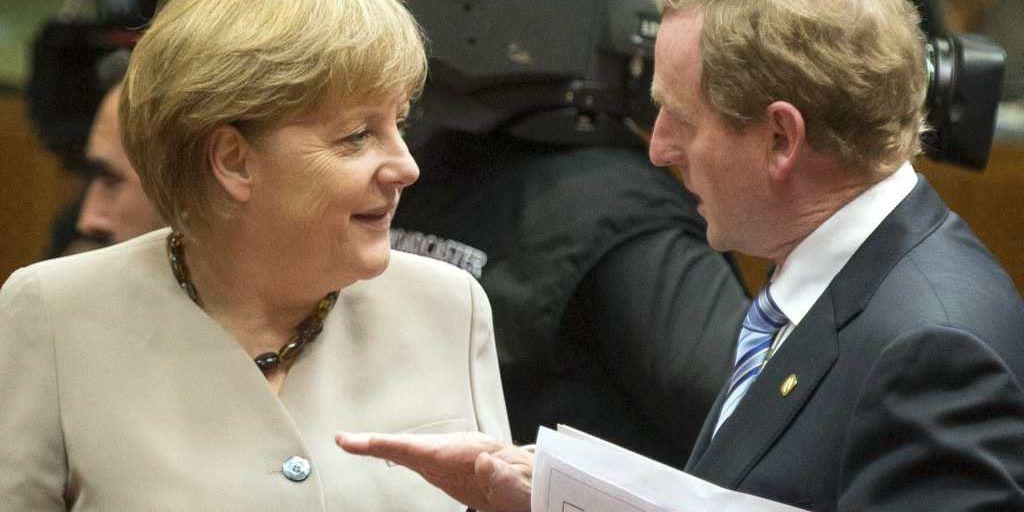 Angela Merkel diskuterar med Irlands premiärminister Enda Kenny vid torsdagens toppmöte.