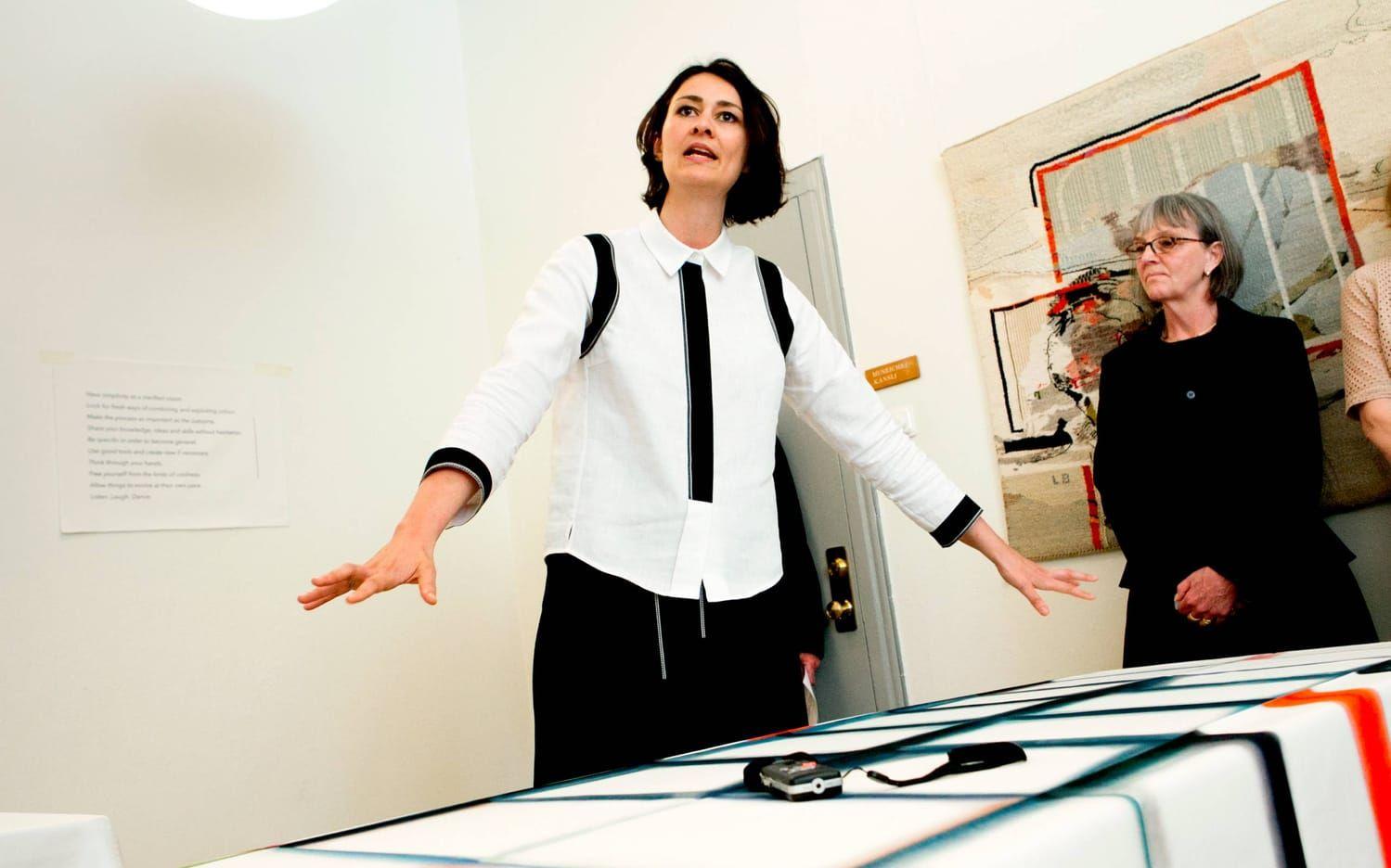 Margrethe Odgaard förklarar hur hon tänker när hon skapar sina mönster. I bakgrunden Röhsskas chef, Susanne Erixon. Foto: Per Wahlberg.