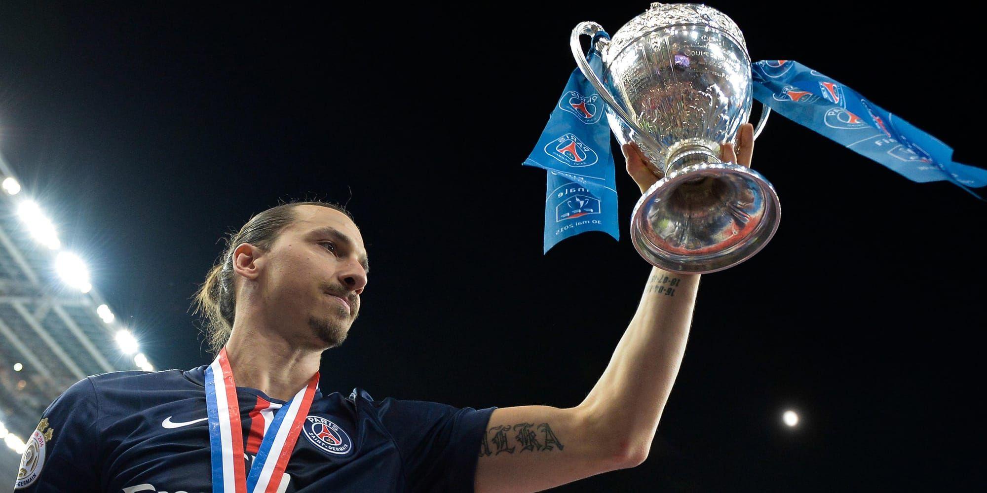 Bild från när Zlatan lyfte bucklan efter vinst i Franska cupen 2015.