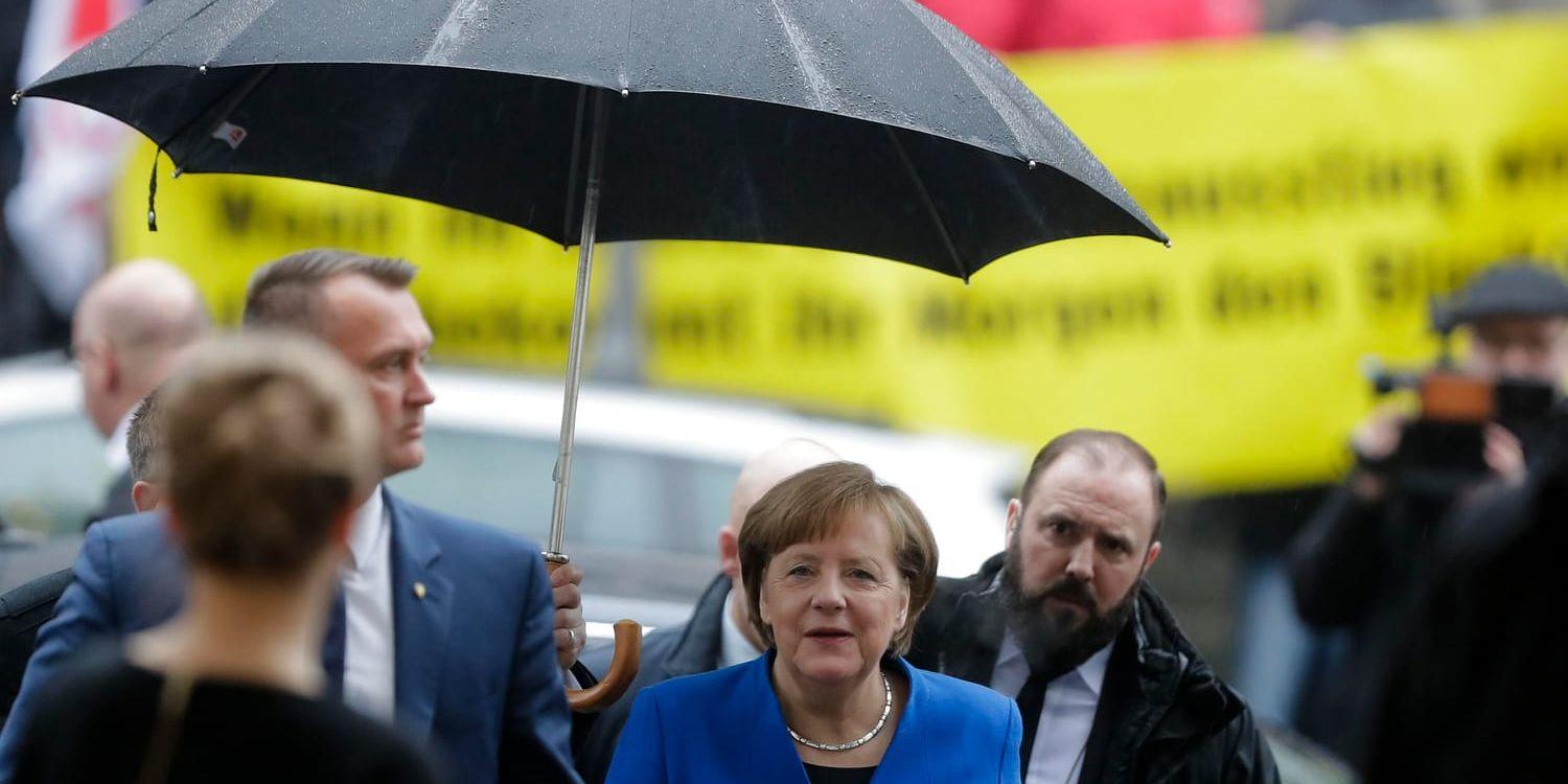 Angela Merkel anländer till SPD:s partihögkvarter för torsdagens samtal.