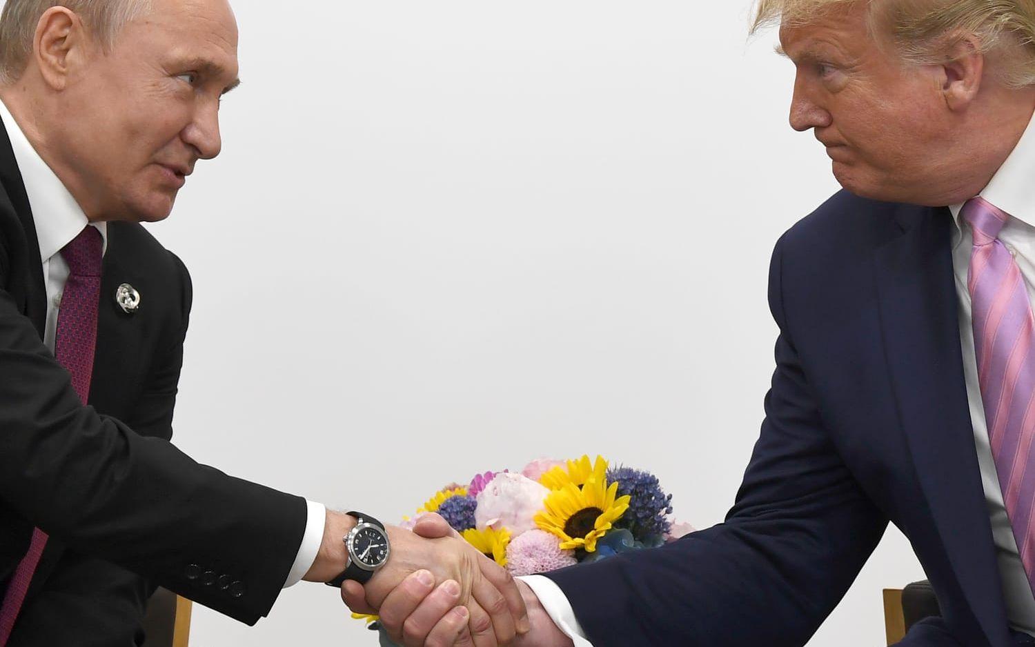 Rysslands president Vladimir Putin skakar hand med sin amerikanske motsvarighet Donald Trump under ett G20-möte i japanska Osaka 2019.