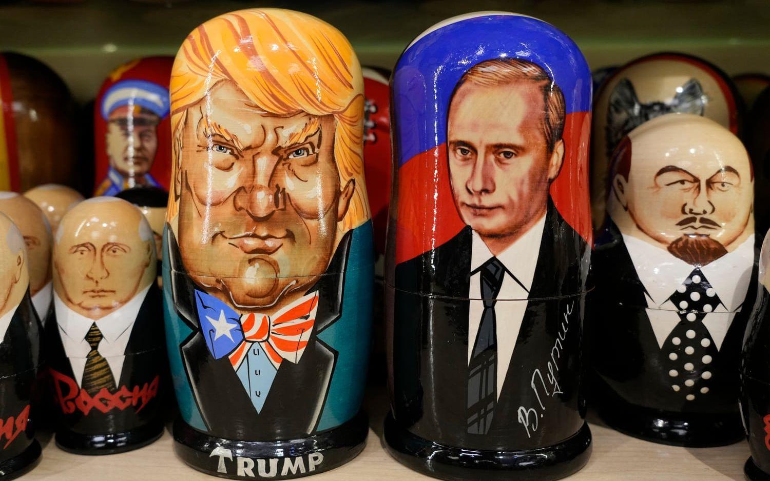 Matrjosjkadockor föreställande Donald Trump och Vladimir Putin i en souvenirbutik i ryska S:t Petersburg. Bild tagen i november.