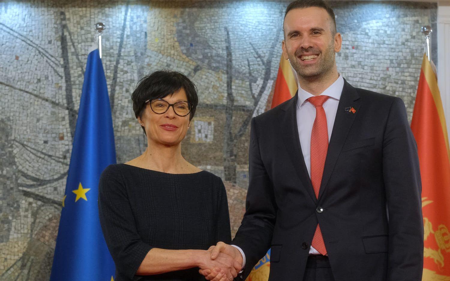EU:s utvidgningskommissionär Marta Kos och Montenegros premiärminister Milojko Spajic vid ett möte i huvudstaden Podgorica i mars. Arkivbild.