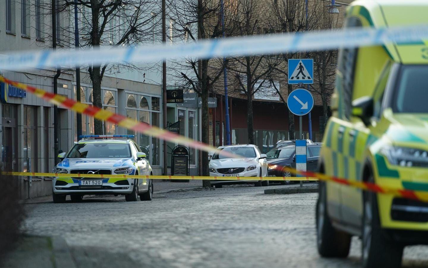 En man hade då gått till attack mot flera personer med ett tillhygge på öppen gatan i Vetlanda.