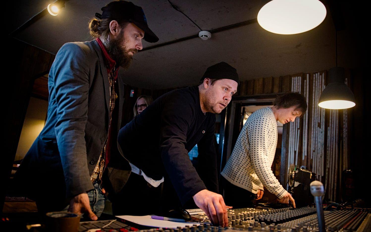 Trio med bord. Daniel Johansson, Per Stålberg och Olle Björk på plats i Welfare-studion. BILD: Jonas Lindstedt