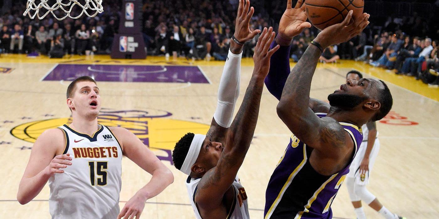 Los Angeles Lakers LeBron James sätter två av de poäng mot Denver som tog honom förbi Michael Jordan i NBA:s totala poängliga.