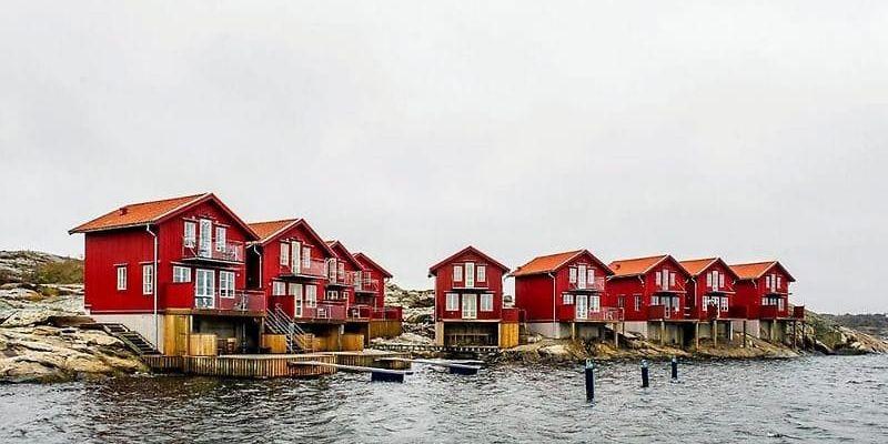 Det byggdes bara några exklusiva sjöstugor i Hälleviksstrand innan utbyggnaden stoppades. Nu har det inte hänt något i området på fyra år.