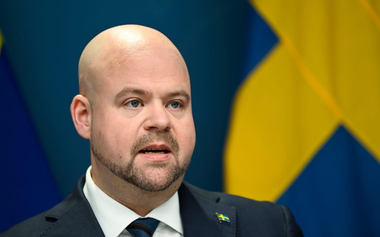 Landsbygdsminister Peter Kullgren (KD) vill se en kraftig minskning av vargstammen.
