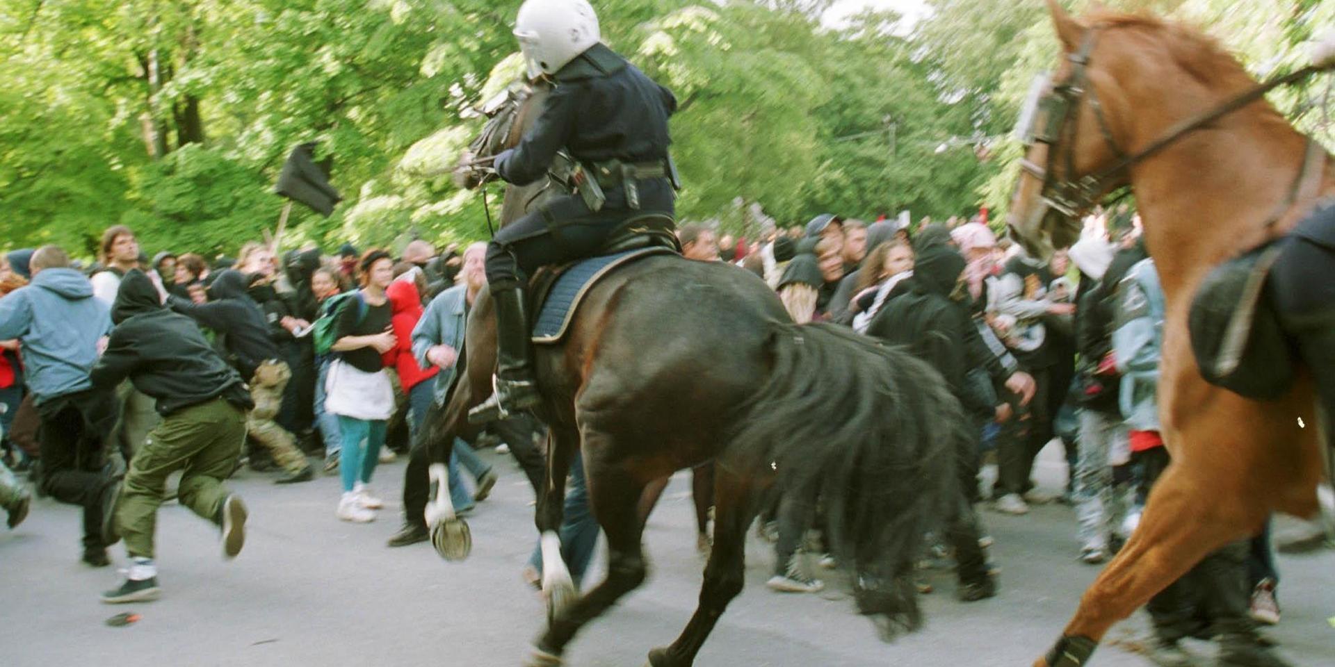Ridande poliser och demonstranter vid EU-toppmötet i Göteborg 2001.