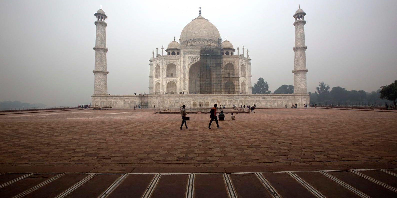 Det världsberömda palatset Taj Mahal i Indien börjar bli åtgånget och nu ska antalet indiska turister begränsas till 40 000 per dag.