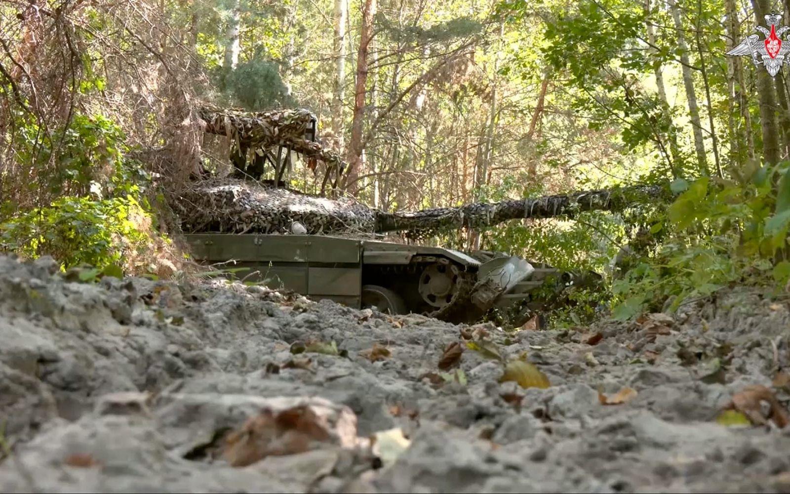 På en bild som tillhandahållits av Rysslands försvarsdepartement syns ett ryskt stridsfordon nära gränsen mellan Ryssland och Ukraina i regionen Kursk. Arkivbild.