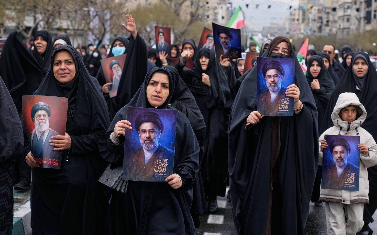 En regimtrogen protest i Irans huvudstad på fredagen. Deltagarna håller upp bilder av Irans tidigare högste ledare, ayatolla Ali Khamenei som dödades i krigsutbrottet, samt dennes son och efterträdare Mojtaba Khamenei.