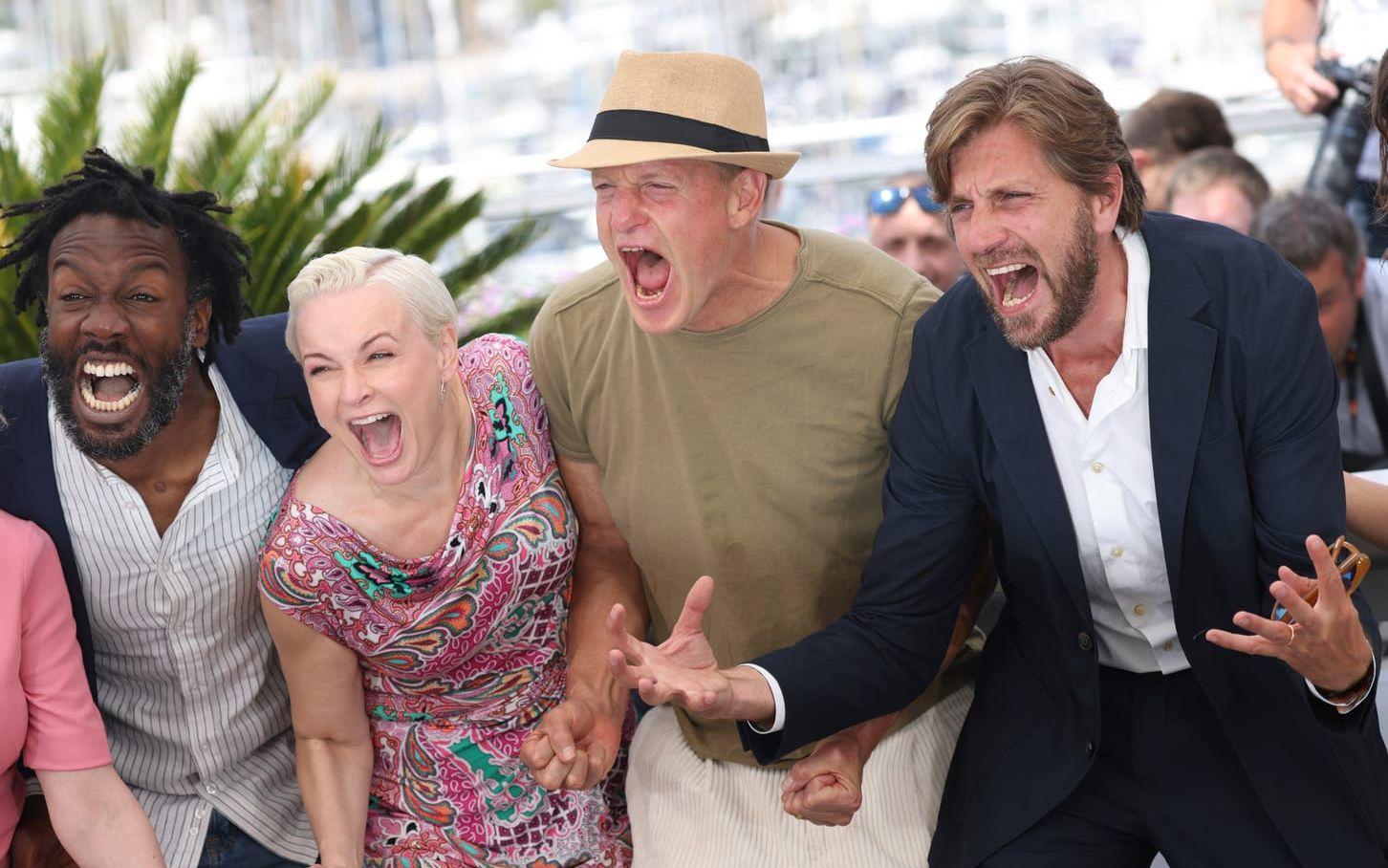 Jean-Christophe Folly, Vicki Berlin, Woody Harrelson, Ruben Östlund i Cannes där filmen ”Triangle of sadness” tilldelades Guldpalmen 2022. 