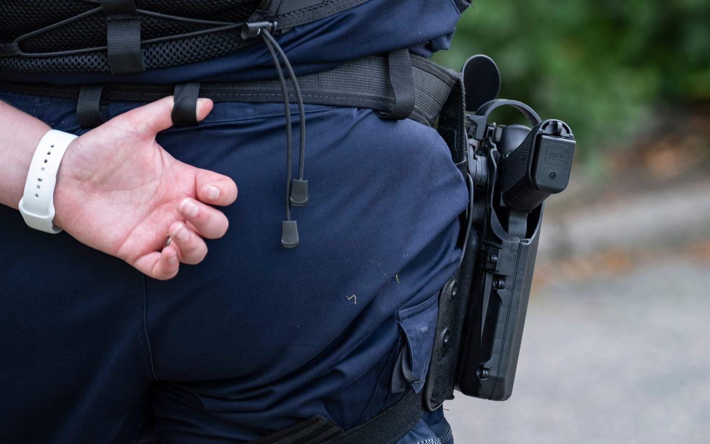 Polis med nya tjänstepistolen Glock 45. Arkivbild.