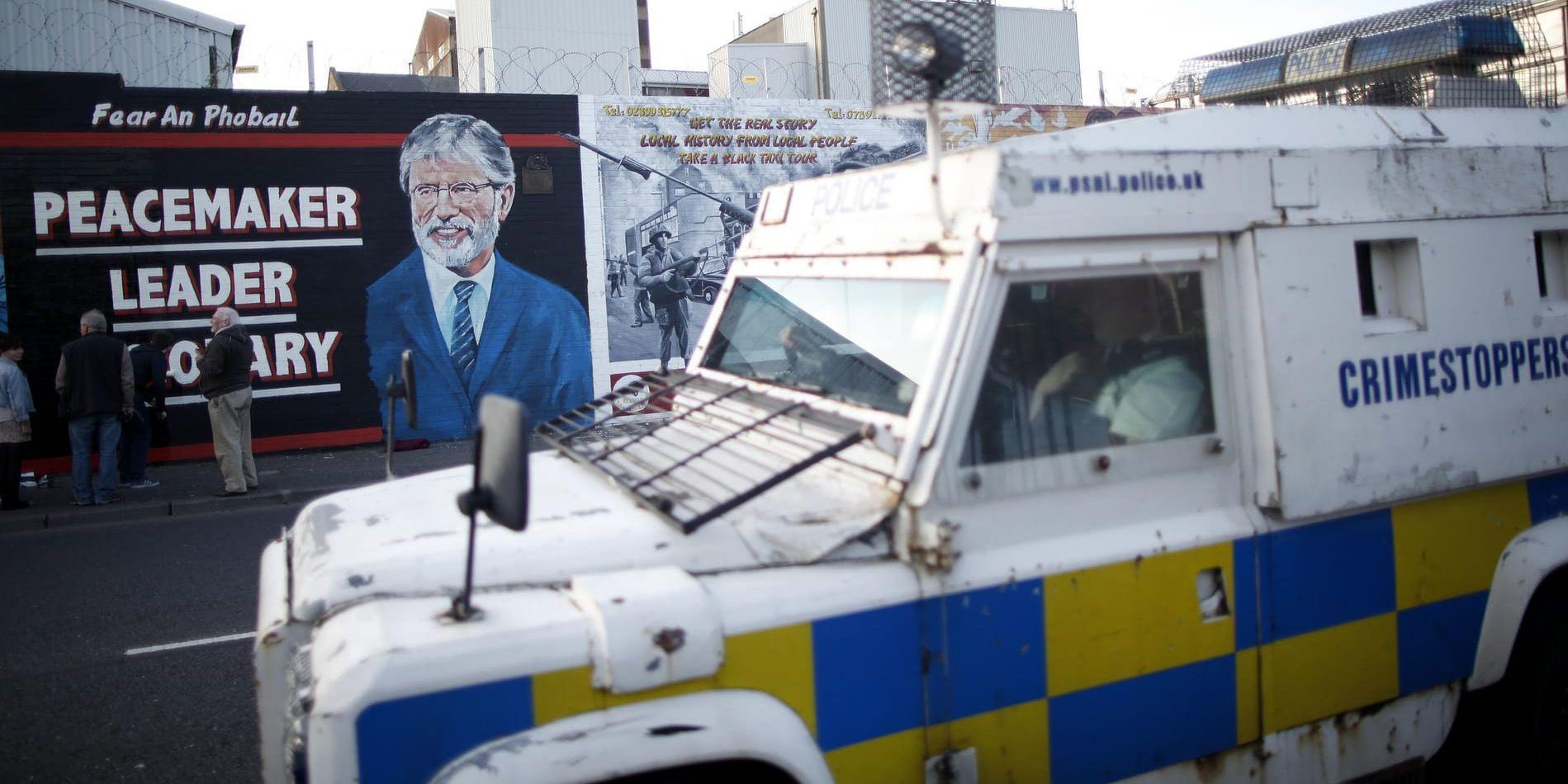 Ett bepansrat polisfordon i Belfast i Nordirland. Arkivbild.
