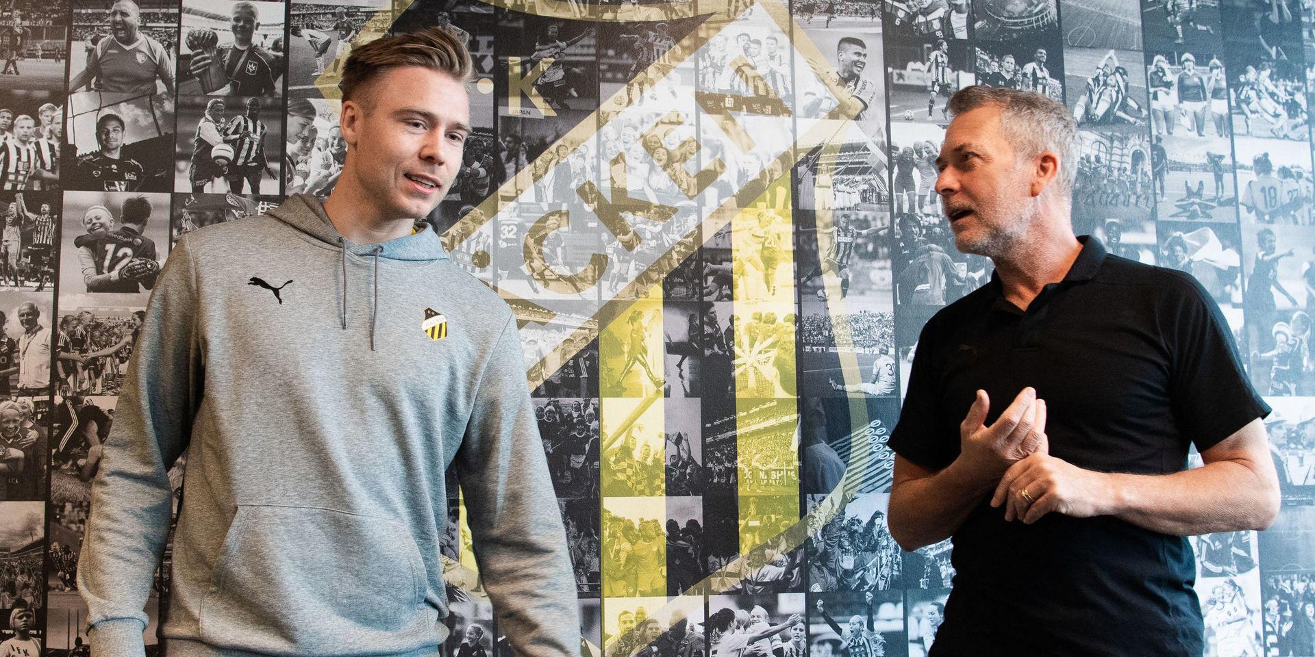 Häckens sportchef Sonny Karlsson presenterar nyförvärvet Alexander Söderlund.