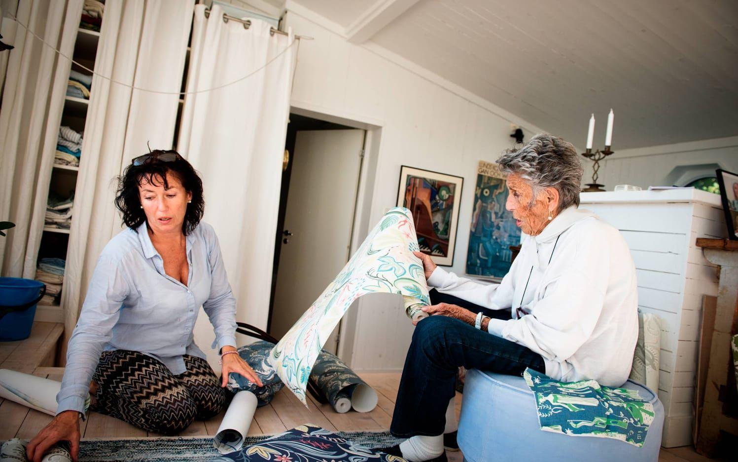 Unika mönster. Konstnären Joy Zandén, 94 år, tittar på tapetvåder av sitt mönster Särö i olika färgställningar tillsammans med dottern Jessica Zandén. Bild: Jonas Lindstedt