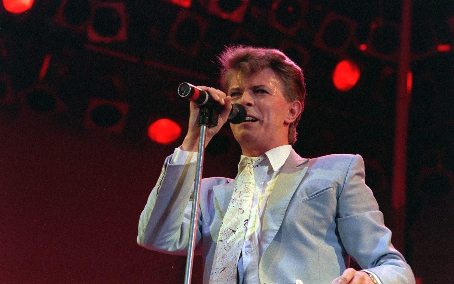 David Bowie uppträder på Wembley Stadium i London sommaren 1985 för Live Aid.