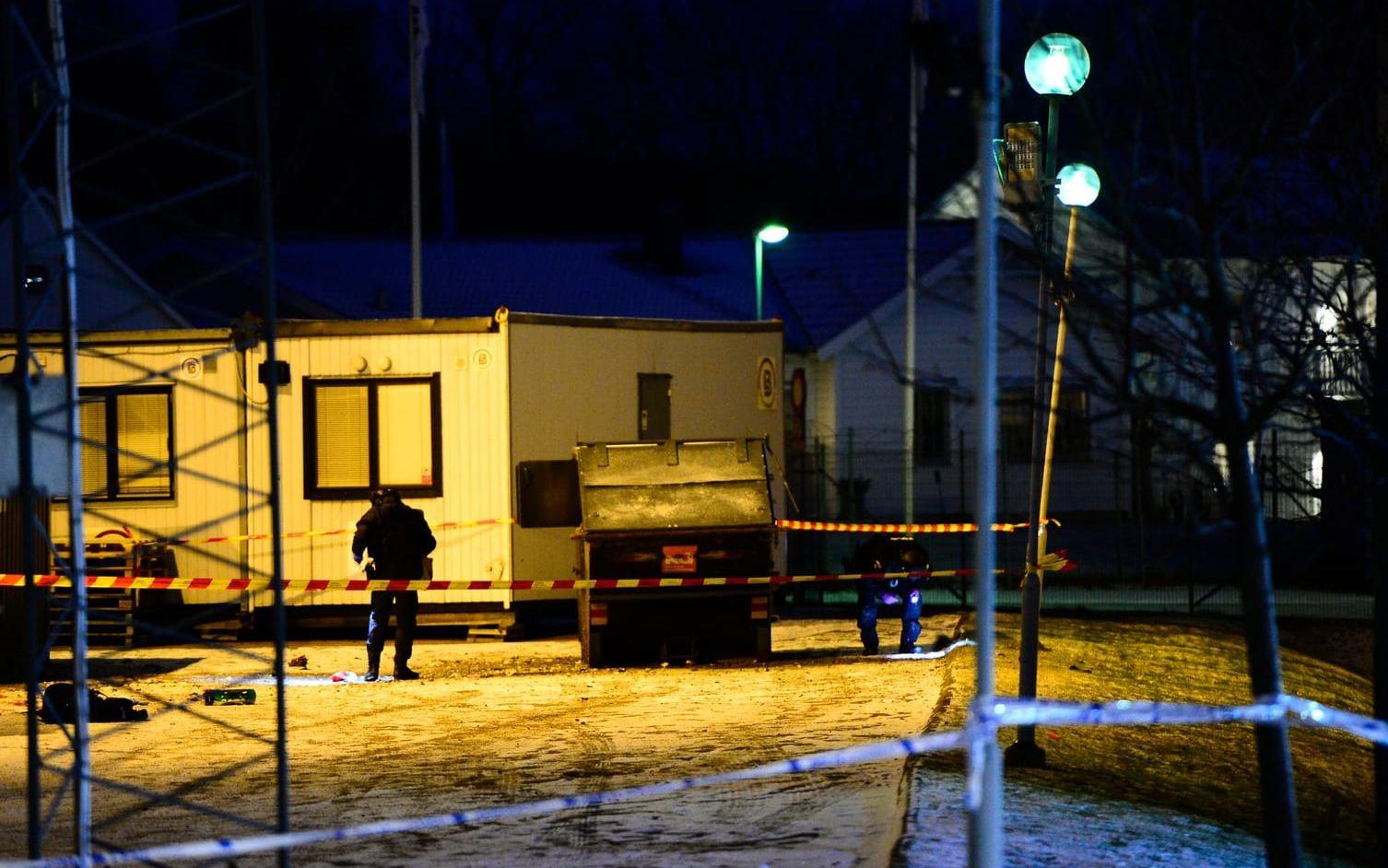 Vid ett flyktingboende i Frölunda, Göteborg, blev en man svårt skadad när en sprängladdning exploderade vid en sopcontainer.
