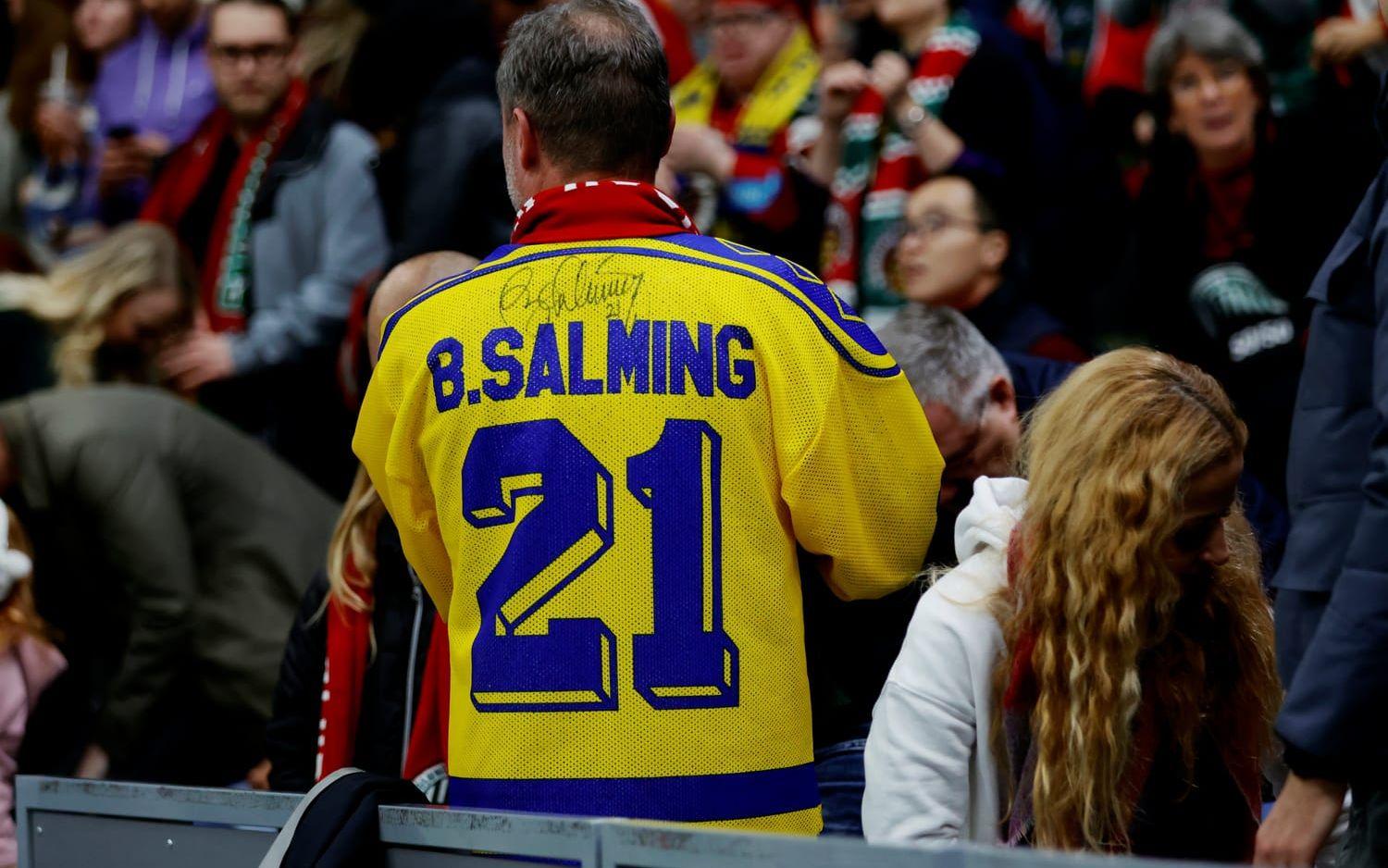 Supporter med Börje Salming-tröja vid SHL-matchen mellan Frölunda och Linköping.