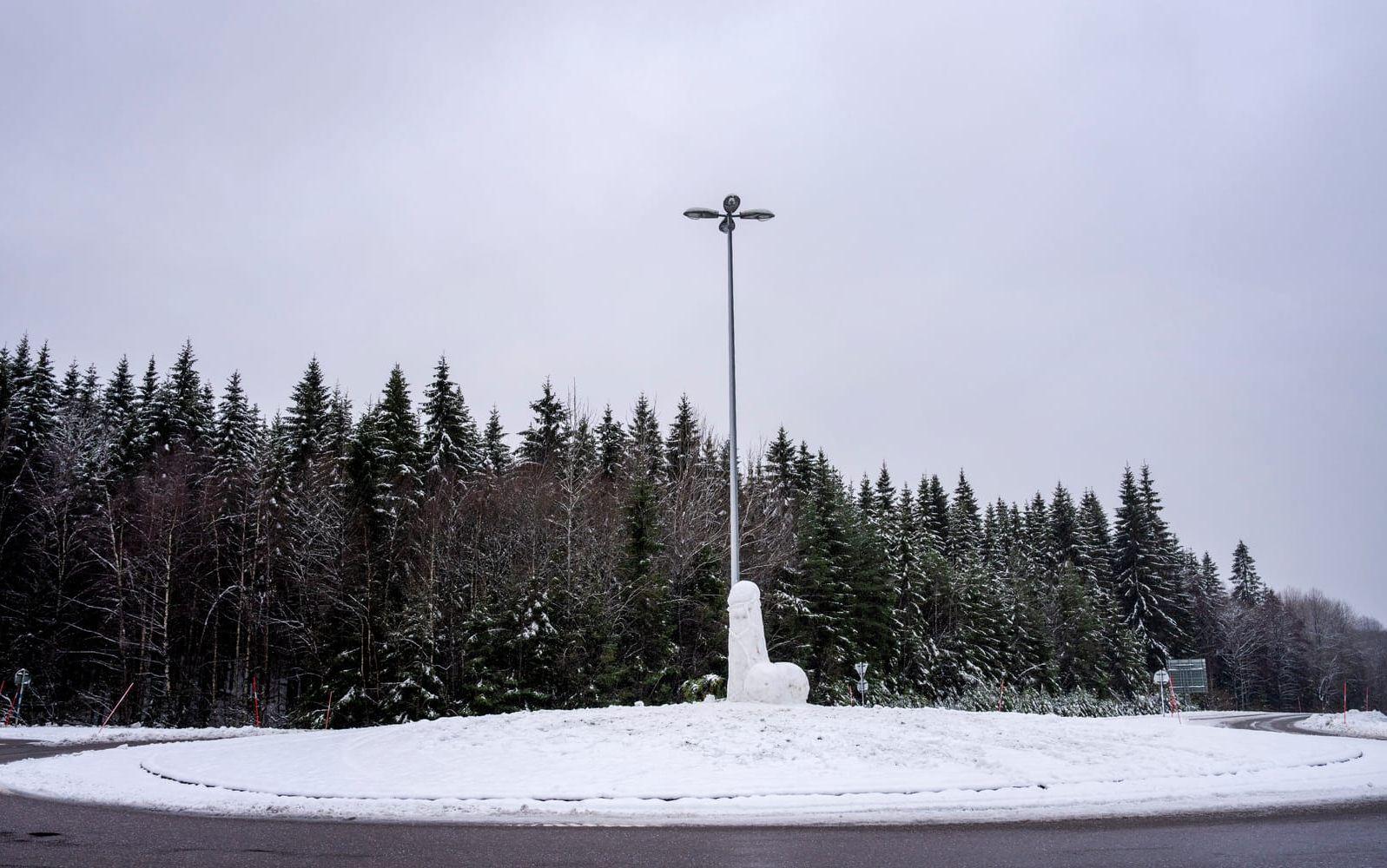 På torsdagsmorgonen syntes en rest snöpenis i rondellen vid riksväg 40 i Dalsjöfors. 