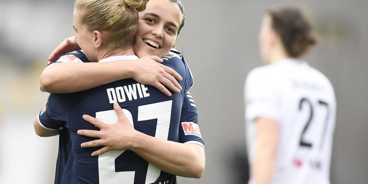 Linköpings Natasha Dowie (27) blev matchvinnare i den allsvenska premiären mot Växjö, och firade 1–0-målet med Marija Banusic, som stod för framspelningen.