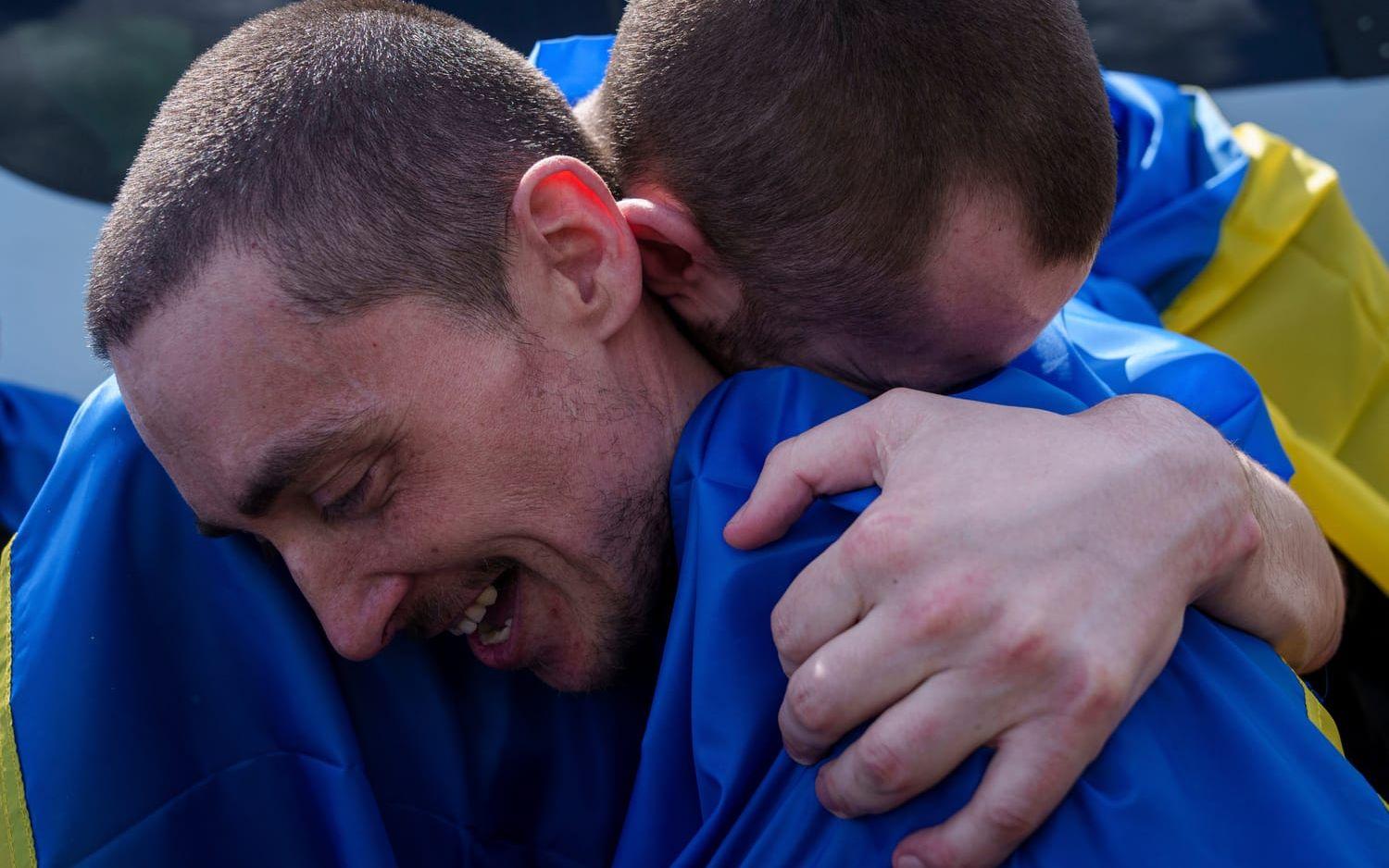 En ukrainsk soldat som varit krigsfånge i Ryssland i en tidigare fångutväxling. Arkivbild.