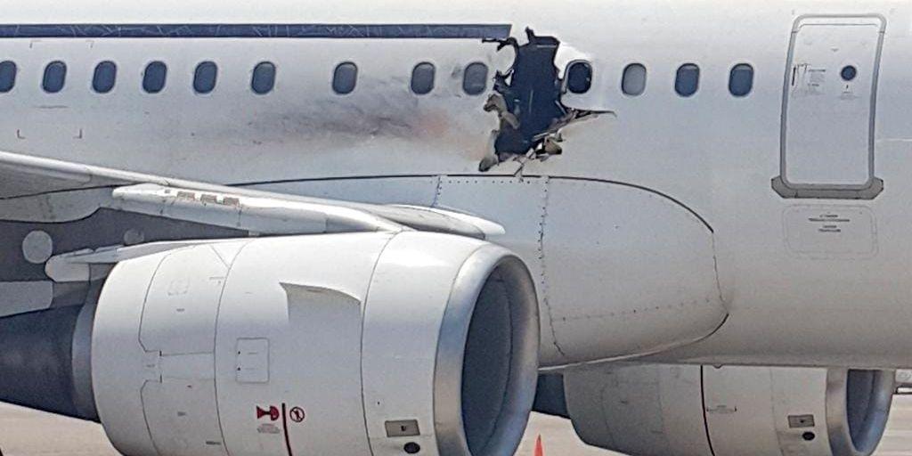 Passagerarflygplanet tvingades nödlanda på flygplatsen i Mogadishu efter att ett hål uppstått i flygplanskroppen.
