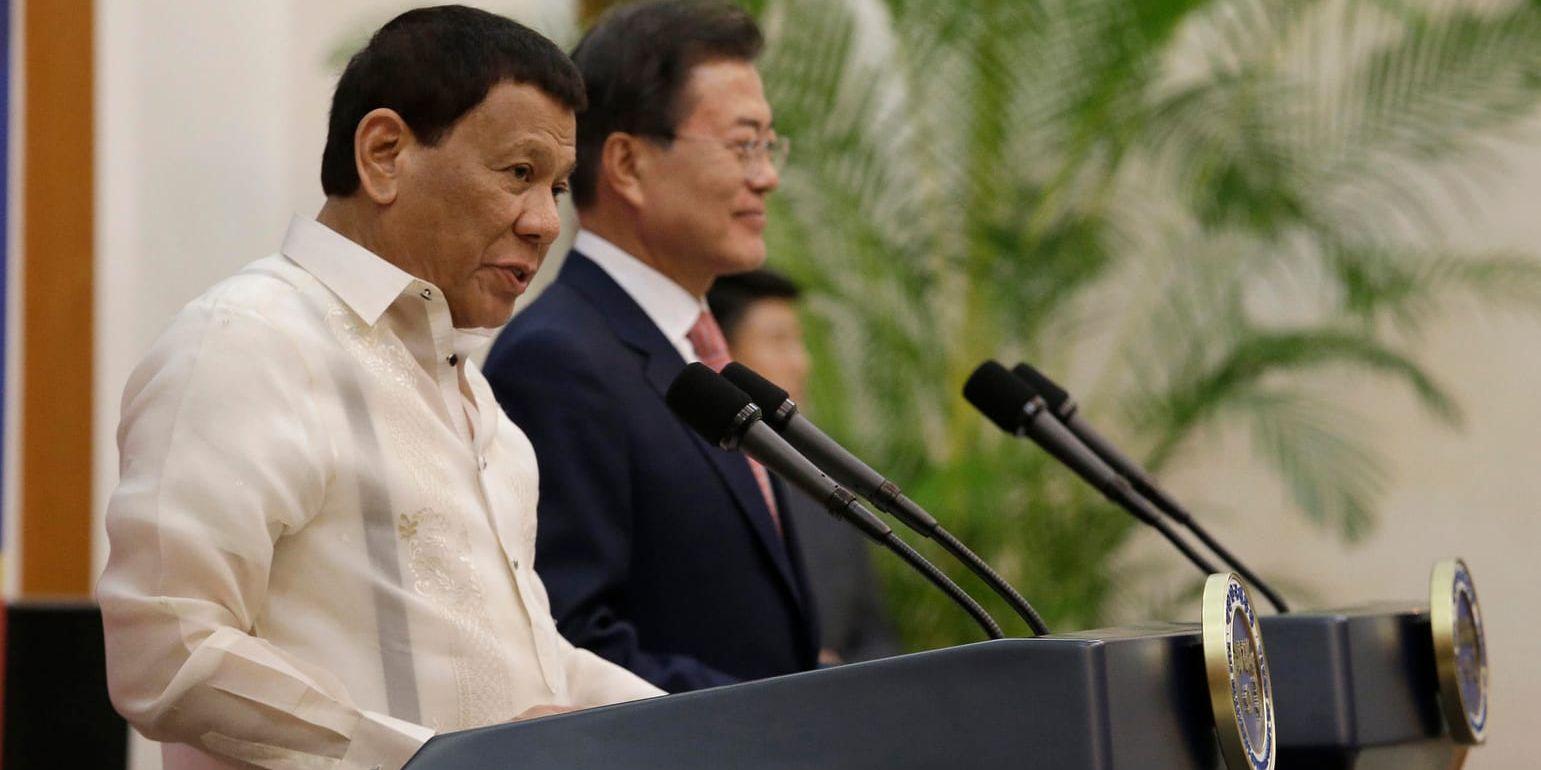 Filippinernas president Rodrigo Dutertes kansli kräver att kinesiska kustbevakningen slutar att beslagta fisk från filippinska fiskebåtar i den omstridda Sydkinesiska sjön.