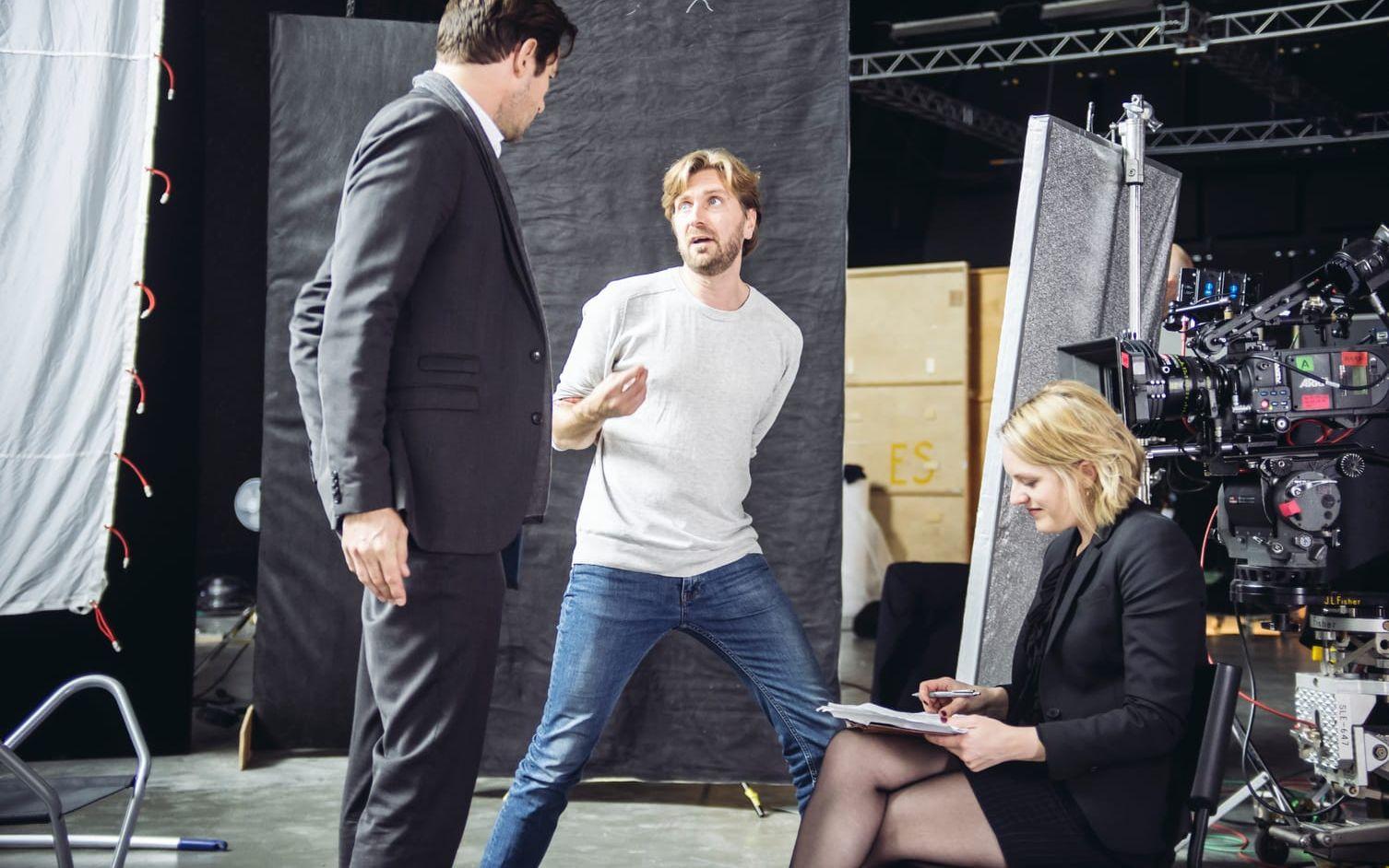 Ruben Östlund instruerar filmstjärnorna Claes Bang och Elisabeth Moss inför en tagning i filmen ”The square”. Där gestaltar de Christian, chef för ett modernt konstmuseum, respektive journalisten Anne – som ser upp till och beundrar kulturmannen Christian. 
